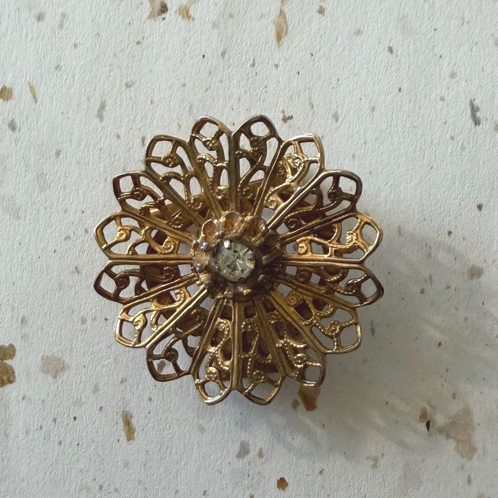 Vintage Gold Tone Filigree Flower Scarf Clip Brooch Rhinestone Sunburst Pin